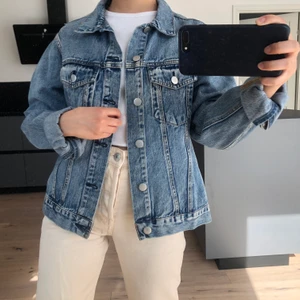 Jeansjacka - Jeansjacka i storlek S i fint skick. Från Bikbok. FRAKT INGÅR I PRISET 🌼