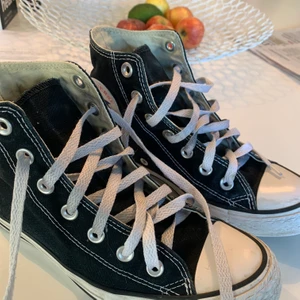 Svarta converse - Säljer svarta höga converse! Använda men ändå i bra skicka, förutom ena skosnöret som är lite slitet men går att byta ut! Möts upp eller så står köpare för frakt💕