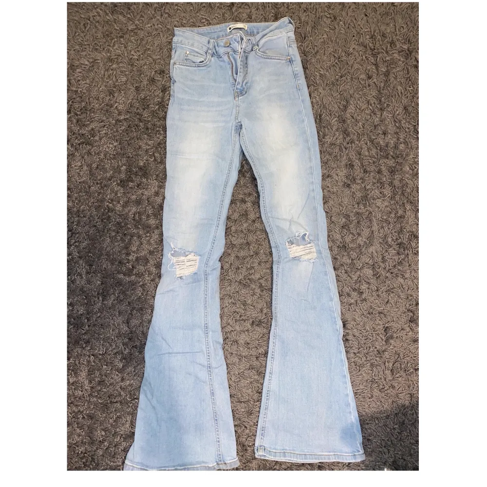 Bootcut jeans med hål, från Gina Tricot, storlek xs. Säljs på grund av för små:( passar runt 160cm🌟 . Jeans & Byxor.
