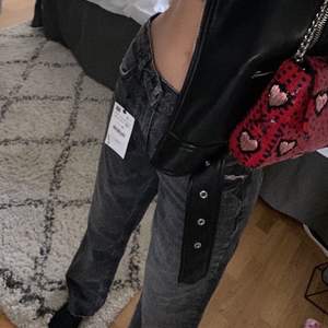 Ett par mid-rise svarta vida jeans från zara. Ordinarie pris 199kr, buda från 100kr eller köp direkt för 199kr. Helt slutsålda på zara. Priset kan diskuteras och köparen står för frakten. 