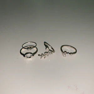 Silvriga ringar - Super fina silvriga ringar från hm som inte passar därav har jag inte fått någon användning av dem, frakten ingår inte i priset😊