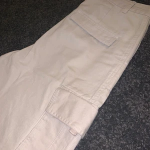 Cargo pants, beiga från Monki storlek 40 (Passar som 38) - Byxorna är använda 3 gånger, sitter perfekt vid midjan och låren, väldigt sköna. Köpta för 400kr.