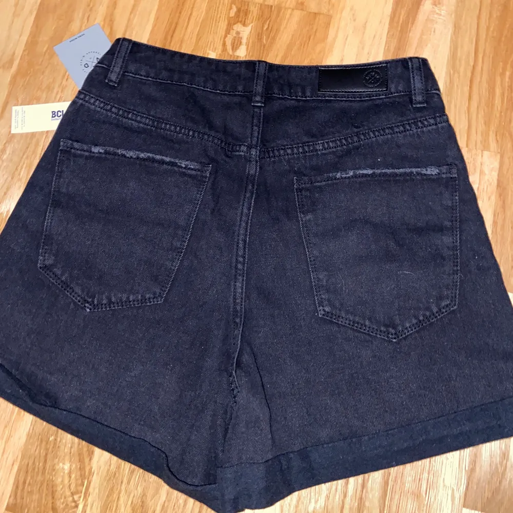 ett par högmidjade svarta jeansshorts från Vero Moda🖤 aldrig använda och prislappen är kvar🥰  frakten ingår i priset💐 nypris 200kr🖤. Shorts.