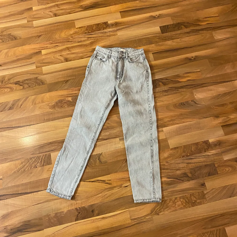 Ett par jeans i storlek 34 från Gina tricot är 178cm lång och skulle passa nån som är 170                                Frakt betalas av köparen frakt=66 kr.                       Kan hämtas på plats i Kungsängen . Jeans & Byxor.