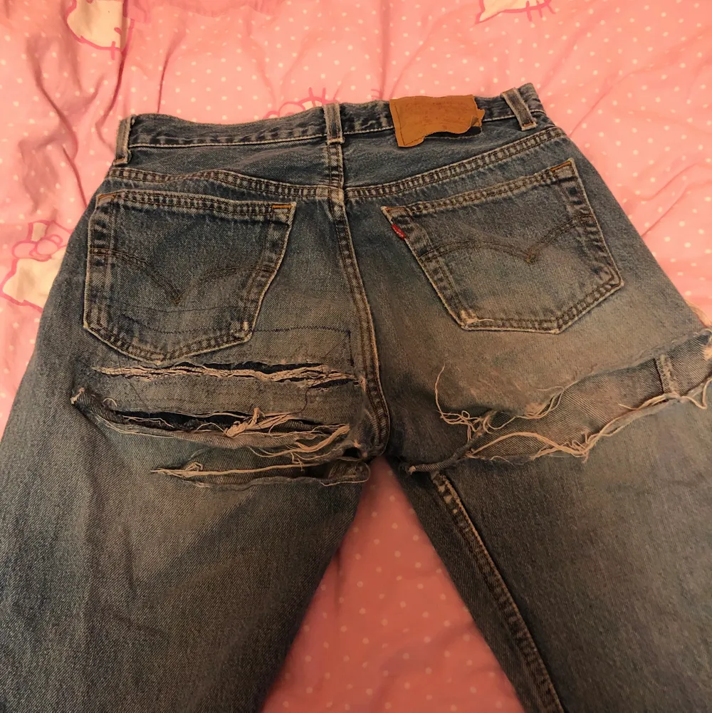 Gamla levis jeans. Ganska stora hål på rumpan går att laga om man vill men jag tycker de är coolt. Högmidjade. Väldigt mjuka och sköna. Jeans & Byxor.