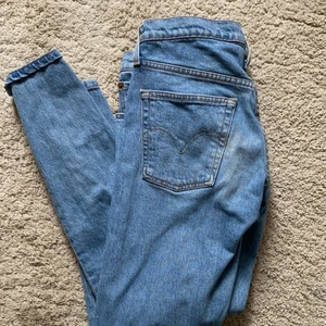 Levis jeans 501 - Mom jeans från Levis. Använda 3-4 gånger. Rätt små i midjan, skulle säga att detta motsvarar en S/ 34-36