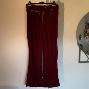 Sammets byxor - Fina sammetsbyxor. Måste tyvärr sälja dem för att dem är för små. Innerben läng: 75 cm. 