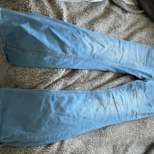 Jeans - Blåa jeans som är utsvängda och har låg midja, är xs men passar mer som s