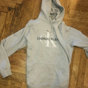 Calvin clein hoodie - Calvin cleein hoodie använd några gånger men är som ny. 300 vid snabb affär fri frakt 