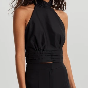 Halterneck topp  - Säljer min svin snygga halterneck topp som är använd vid få tillfällen och i super bra skicka, storlek 40 men passar alla från xs-xl då man knyter egen rosett där bak, jag är vanligtvis en s och den sitter jätte fint på, buda från 150kr eller köp direkt för 300kr⭐️ passar perfekt nu till sommaren 