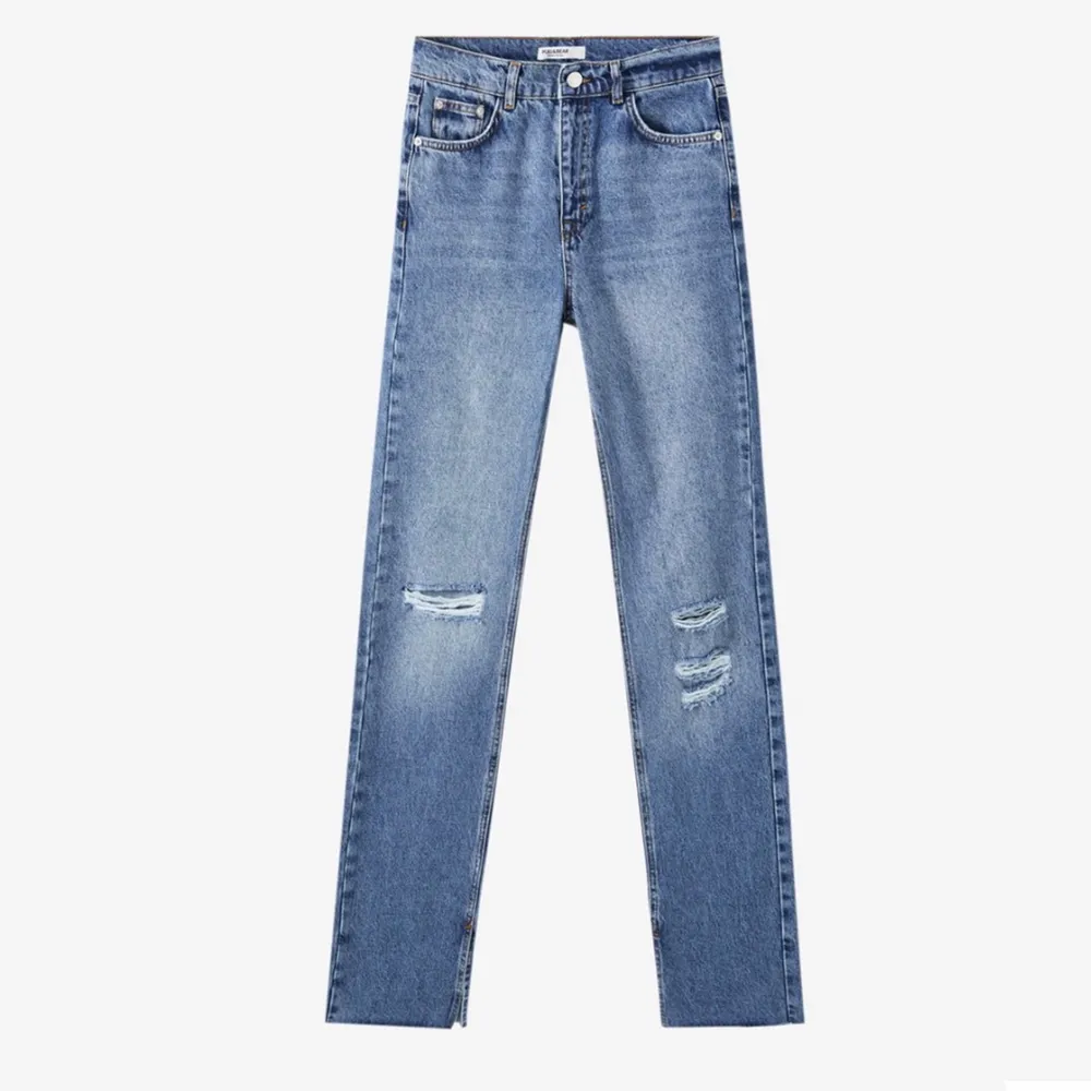 Blåa jeans från Pull&Bear. Köpta från Zalando för 400kr. Sparsamt använda säljer då jag inte får någon användning för dem. Storlek 34 men är stor i storlek så sitter som en 36. . Jeans & Byxor.