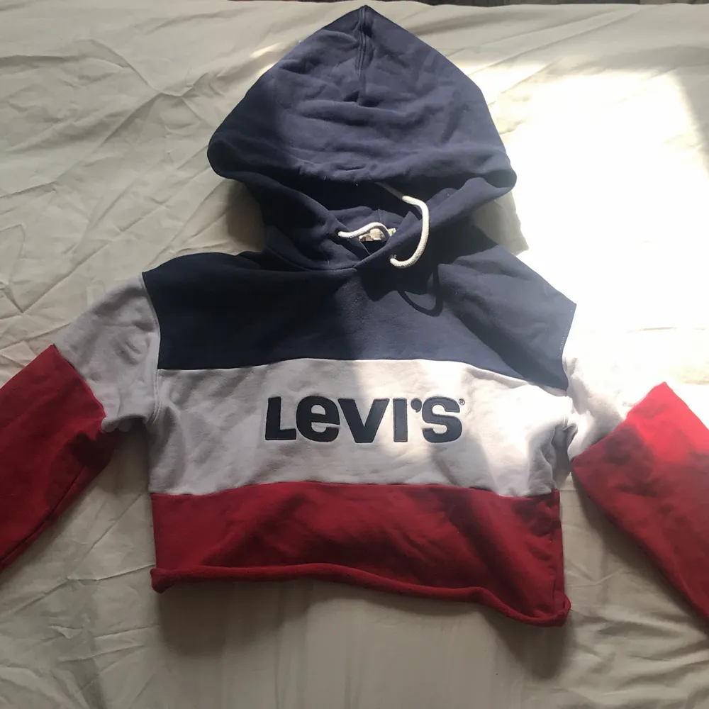 Nu säljer jag en jätte fin Levis ”hoodie” eftersom att den inte är min stil längre. Är typ helt oandvänd och i Jätte fint skick. I strl xxs men passar mig som är en s! 💕 köparen står för frakt! 🚚. Övrigt.