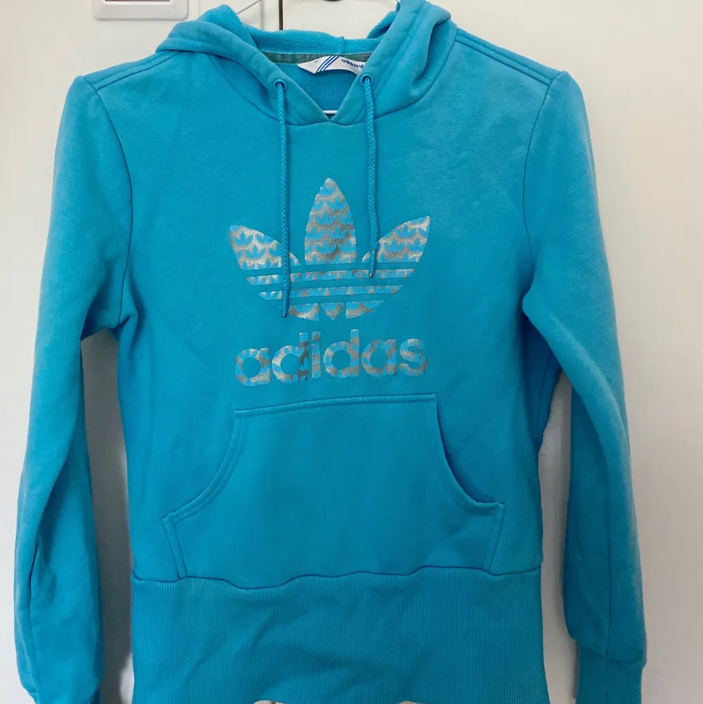 Adidas hoodie i storlek 38. Skulle mer säga att den är som en 34/36. Hoodies.