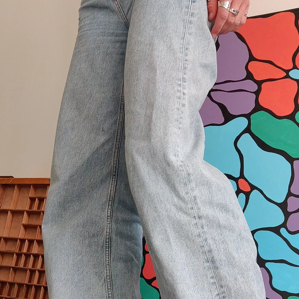 Ett par as sköna weekday jeans i bagy modell/dad jeans stil. Använda men i väldigt bra skick. Älskar dem men är lite förstora i midjan på mig då jag chansade på storlek. Brukar ha 23/24. Kan mötas i Stockholm eller så står köparen för frakt💜 . Jeans & Byxor.