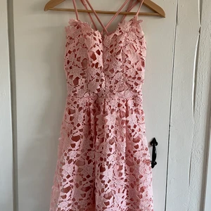 Rosa klänning - Klänningen är från DM för något år sedan, men endast använda några få gånger så den är i fint skick. Storlek xs. Skriv privat om ni vill se fler bilder 💕