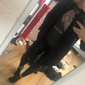 En väldigt snygg svart kappa.💘 - En väldigt snygg och lite finare ”jacka” ”kappa” som är mycket enkel om fin. Säljer för att den kommer inte så mycket till användning pga använder andra jackor mer💘 kan bytas