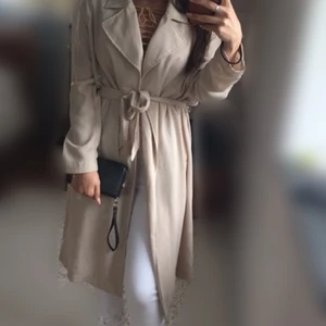 Beige trenchcoat  - Från ginatricot. 