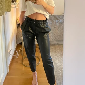 Skinnbyxor - Säljer dessa snygga svarta skinnbyxorna ifrån zara då de längre inte används, bra skick! Skriv om du har några frågor❤️