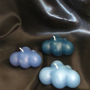 Blåa nyanser - Moln ljus  - Nu har jag fått in dessa super söta 3 olika blåa nyanser, de är jätte fina och påminner om sommaren som är nu påväg! Passar jätte bra till sovrum, badrum och vardagsrum också. Innehåller: Paraffin.  2 för 25kr 