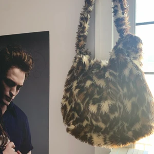 Leopard väska - Söt leopard väska, köpt på depop för 300kr💕