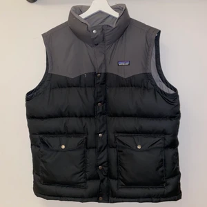 Vintage Patagonia dunväst  - Säljer min dunväst från patagonia köpt vintage i Brooklyn,NY! Den är i  storlek L 