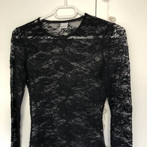 Blommig spetströja - Så fin spetströja med blommor från GinaTricot. Perfekt att ha en top under men den har tyvärr blivit för liten för mig :(. Frakten är inräknad i priset 💕💕