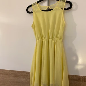 Gul klänning  - Säljer nu denna jätte fina klänningen 