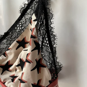 HM x Love Stories Bralette - Super fin Bralette i Trendigt mönster från HMs kollektion med Love Stories. Storleksklassen är avklippt men den passar en strl M/L 