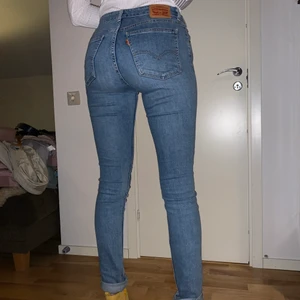 Levis model 721 - 721 vintage high rise skinny. Lite slitage på sidan (se bild 3) Annars jättebra skick. Frakt tillkommer🌻