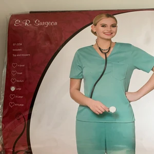 Halloweenkostym från Partykungen - Helt oanvänd och oöppnad kostym (sjuksköterska), nypris 149kr säljer för 99kr, perfekt till halloween! Storlek L! Högst budande ifall många är intresserade, frakt tillkommer!