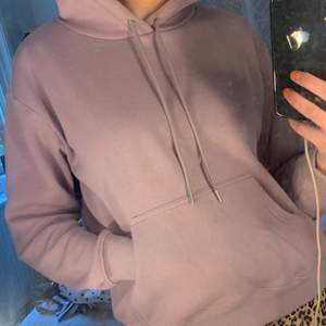 Skitsnygg ljuslila hoodie från H&M. Används inte längre. Svårt att få fram färgen på bild men den är riktigt fin!🥰(pris går att diskuteras)köparen står för frakten❤️