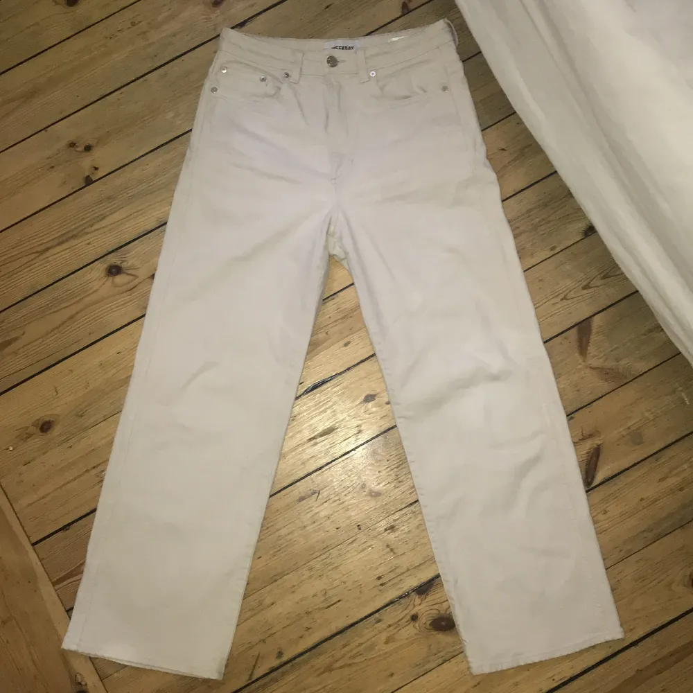 Veer jeans har en hög midja och har breda beskurna ben med en omslutningsdetalj. Tillverkad av icke-stretch denim. Har använt dem fem gånger typ och säljer för att jag inte använder dem. Nypriser var 500kr på Weekday. Perfekt till sommaren.. Jeans & Byxor.