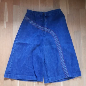 Coola jeansshorts - Ett par coola och lite längre jeansshorts med fin broderad detalj. De har tyvärr blivit för små men är i bra skick!🌈