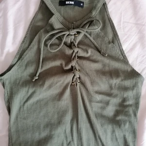 Sommar linne - Linne, med fina detaljer, hel grön. Storlek m. Helt oanvänd pga storlek! 