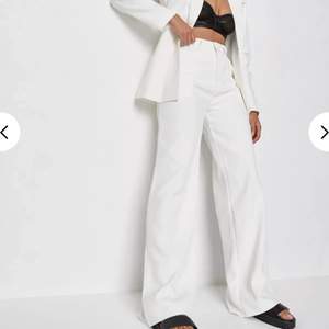 Säljer dessa sjukt snygga vita kostymbyxor med lappen kvar då de var för stora för mig! Perfekt till studentkvällen 🤍
