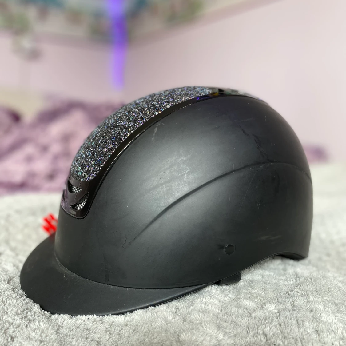 Rid hjälm från hkm med massa bilg  - 90