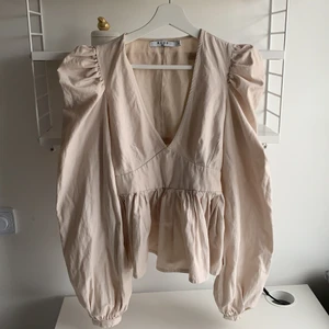 Volangtopp  - Säljer min ljusrosa volangtopp från nakd då jag inte har några bra tillfällen att använda den vid. Knappt använd så i väldig bra skick. 