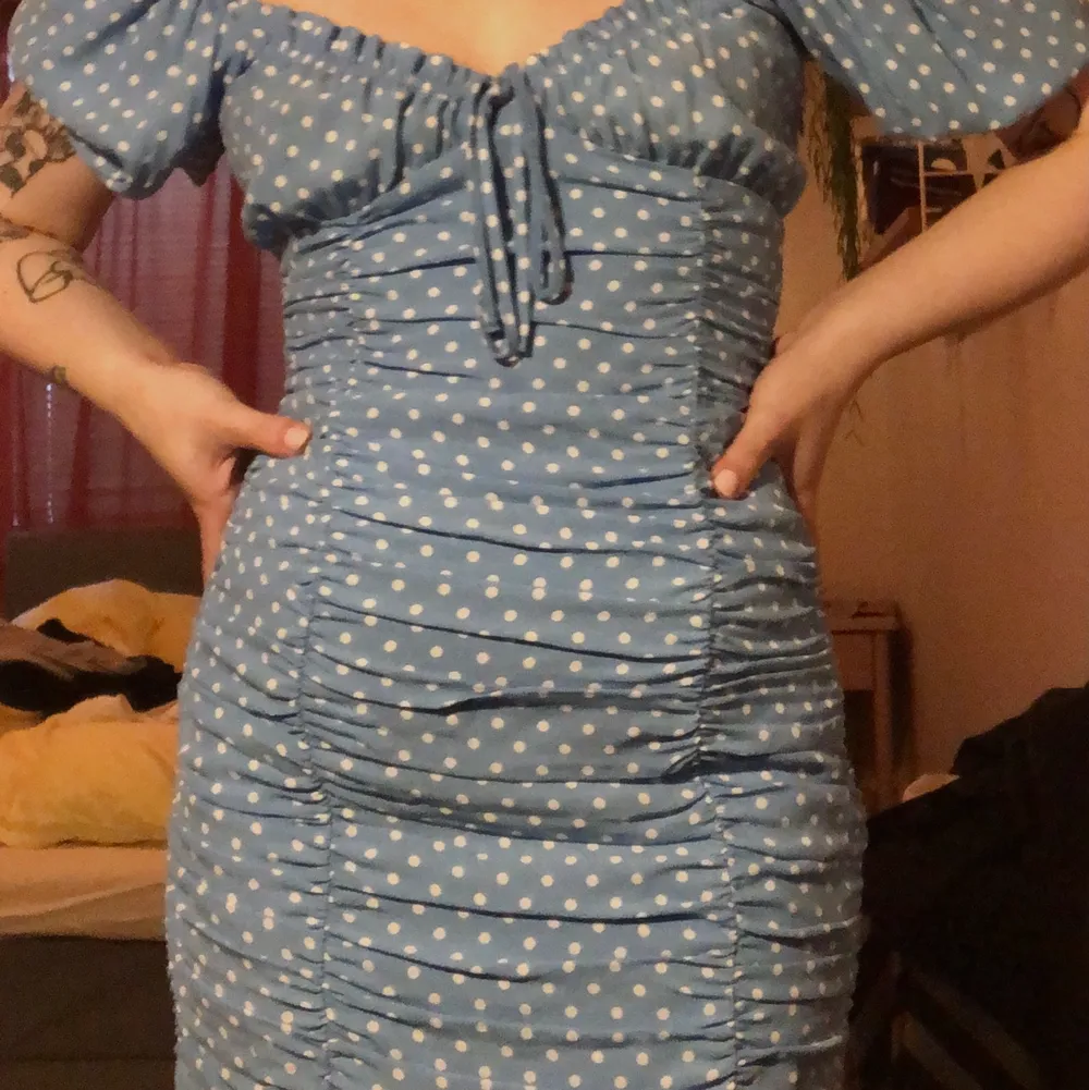 En superfin blå klänning perfekt till sommaren! Köpt från ZARA sommaren 2020. Endast använd en gång. Dragkedja i sidan på klänningen. Tredje bilden är lånad men visar upp en mer rättvis bild av färgen! Köparen står för frakten. Är flera intresserad blir det budgivning.. Klänningar.