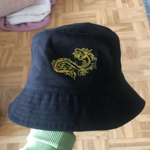bucket hat!! - ascool svart bucket hat med en gul drake på🐉🐉🐉😎😎😎😎