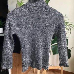 Glittrig polotröja - Glittrig polotröja som passar perfekt att ha under ett linne t.ex. strl S men väldigt stretchig så passar även M