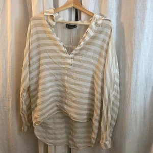 Randig somrig topp - Topp från kappahl, lite oversize. Väldigt fin på sommaren till tex en jeans kjol. Köparen står för frakten 