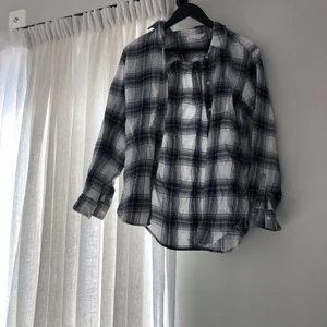 h&m skjorta - en oversized rutig skjorta från h&m i storlek 34. skriv vid intresse🥰
