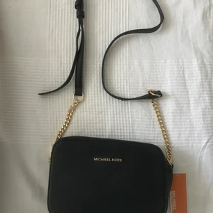 Michael kors väska - Fake Michael kors axelremsväska i läder som aldrig är använd som ni ser med prislappen kvar. 