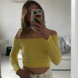 Gul off shoulder tröja - Härligaste tröjan från Bik Bok! Köparen står för frakten❤️