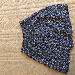 Kjol - Mönstrad kjol i tunt material. Pris+frakt