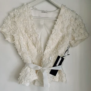 Anna Jacket från Ida Sköstedt stl 34 - Underbar blus/top/kavaj från Ida Sjöstedt. Inköpt för två år sedan men redan då för liten för mig. Därav helt oanvänd och med lappen kvar. Nypris 1799. Toppen går inte längre att få tag på. Perfekt för student!🤍