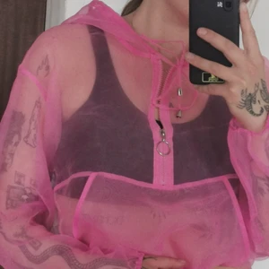 Genomskinlig tröja  - Cool tröja. Neonrosa typ 