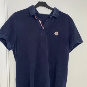 Moncler piké - Moncler pike i fint skick, självklar äkta. Storlek L men passar M bra. Köpt för 1600kr på abcd, har tyvärr inte kvittot men påse och tag finns om man vill dubbelkolla att den är äkta.