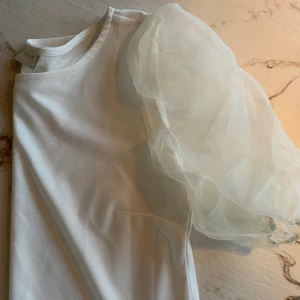 Somrig topp - Fantastiskt fin topp med resår i ärmarna så dem blir fluffiga och fina! Aldrig använd😆