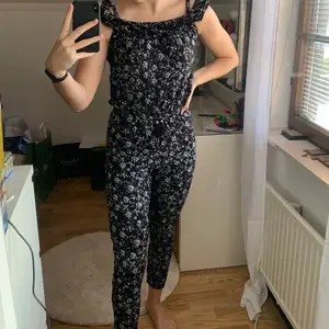 Superfin jumpsuit med långa ben och fickor! Snygga detaljer vid axlarna och i midjan och dessutom har denna fickor! Strl. XS och säljes då den är för liten för mig och alltså aldrig använd! 